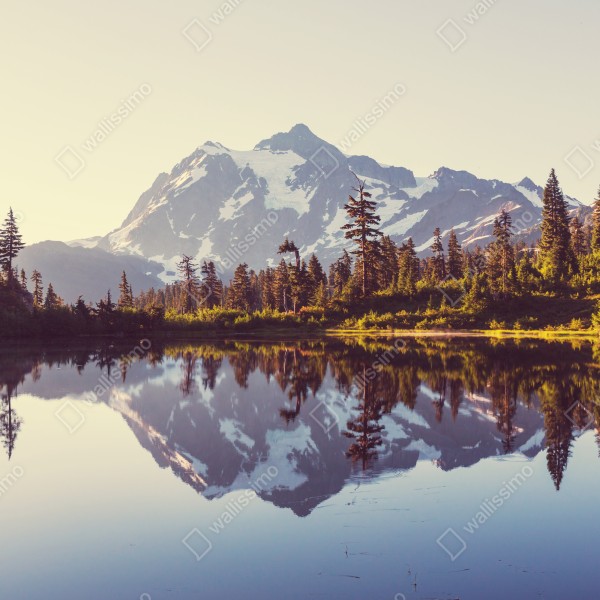 Naklejka na biurko i stół odbicie Mount Shuksan na górskim jeziorze – Wallissimo® Naklejka na biurko i stół odbicie Mount Shuksan na górskim jeziorze – Wallissimo®