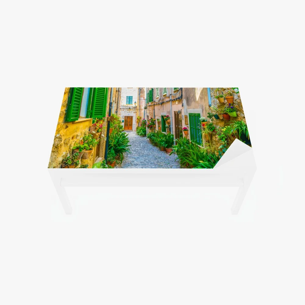 Naklejka na biurko i stół słoneczna uliczka z zielonymi okiennicami – Wallissimo® Naklejka na biurko i stół słoneczna uliczka z zielonymi okiennicami – Wallissimo®