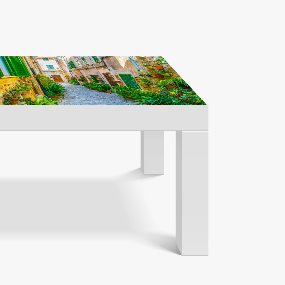 Naklejka na biurko i stół słoneczna uliczka z zielonymi okiennicami – Wallissimo® Naklejka na biurko i stół słoneczna uliczka z zielonymi okiennicami – Wallissimo®