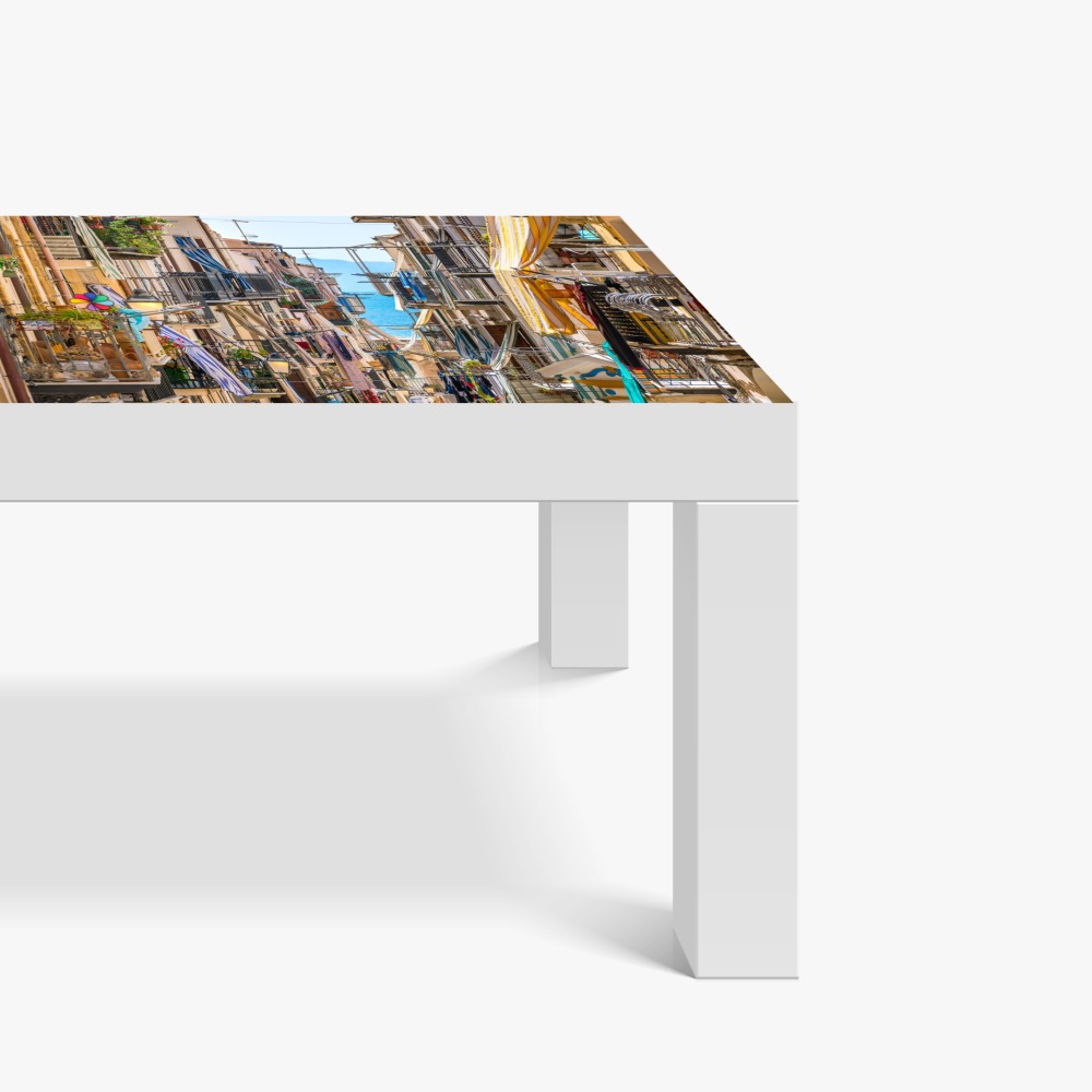 Naklejka na biurko i stół słoneczna uliczka nad morzem z widokiem na zatokę – Wallissimo® Naklejka na biurko i stół słoneczna uliczka nad morzem z widokiem na zatokę – Wallissimo®