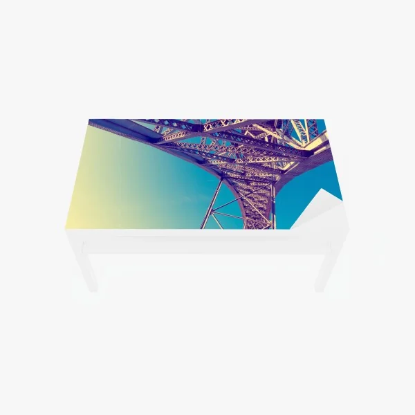 Naklejka na biurko i stół abstrakcyjna stalowa konstrukcja mostu w perspektywie