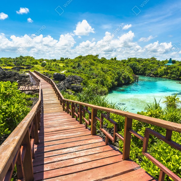 Naklejka na biurko i stół tropikalna drewniana kładka nad turkusową laguną – Wallissimo® Naklejka na biurko i stół tropikalna drewniana kładka nad turkusową laguną – Wallissimo®