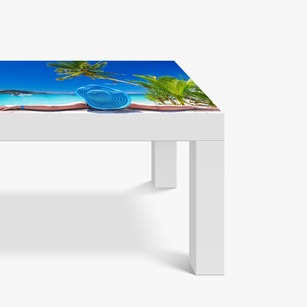 Naklejka na biurko i stół tropikalna plaża z niebieskim kapeluszem – Wallissimo® Naklejka na biurko i stół tropikalna plaża z niebieskim kapeluszem – Wallissimo®