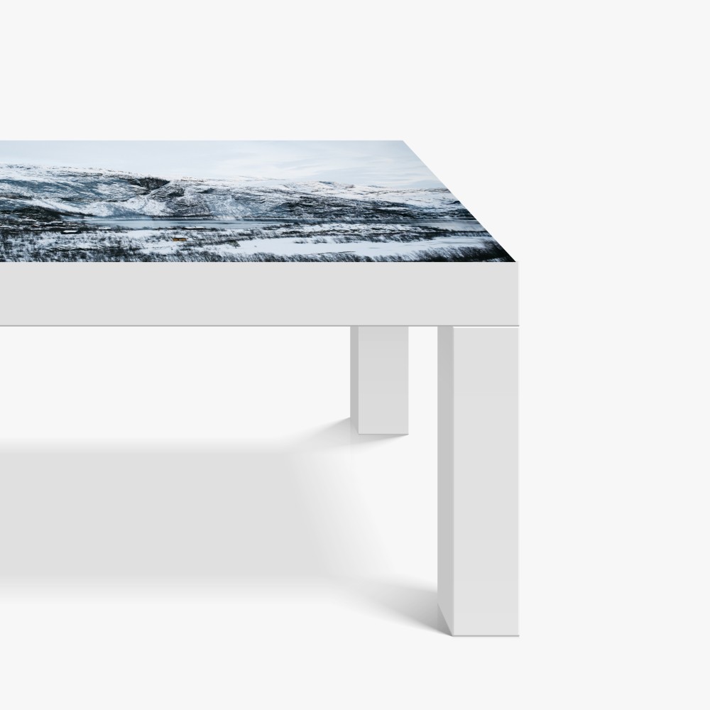 Naklejka na biurko i stół spokojny zimowy pejzaż górski nad zamarzniętym jeziorem – Wallissimo® Naklejka na biurko i stół spokojny zimowy pejzaż górski nad zamarzniętym jeziorem – Wallissimo®