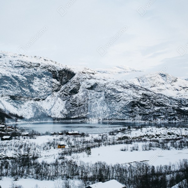 Naklejka na biurko i stół spokojny zimowy pejzaż górski nad zamarzniętym jeziorem – Wallissimo® Naklejka na biurko i stół spokojny zimowy pejzaż górski nad zamarzniętym jeziorem – Wallissimo®