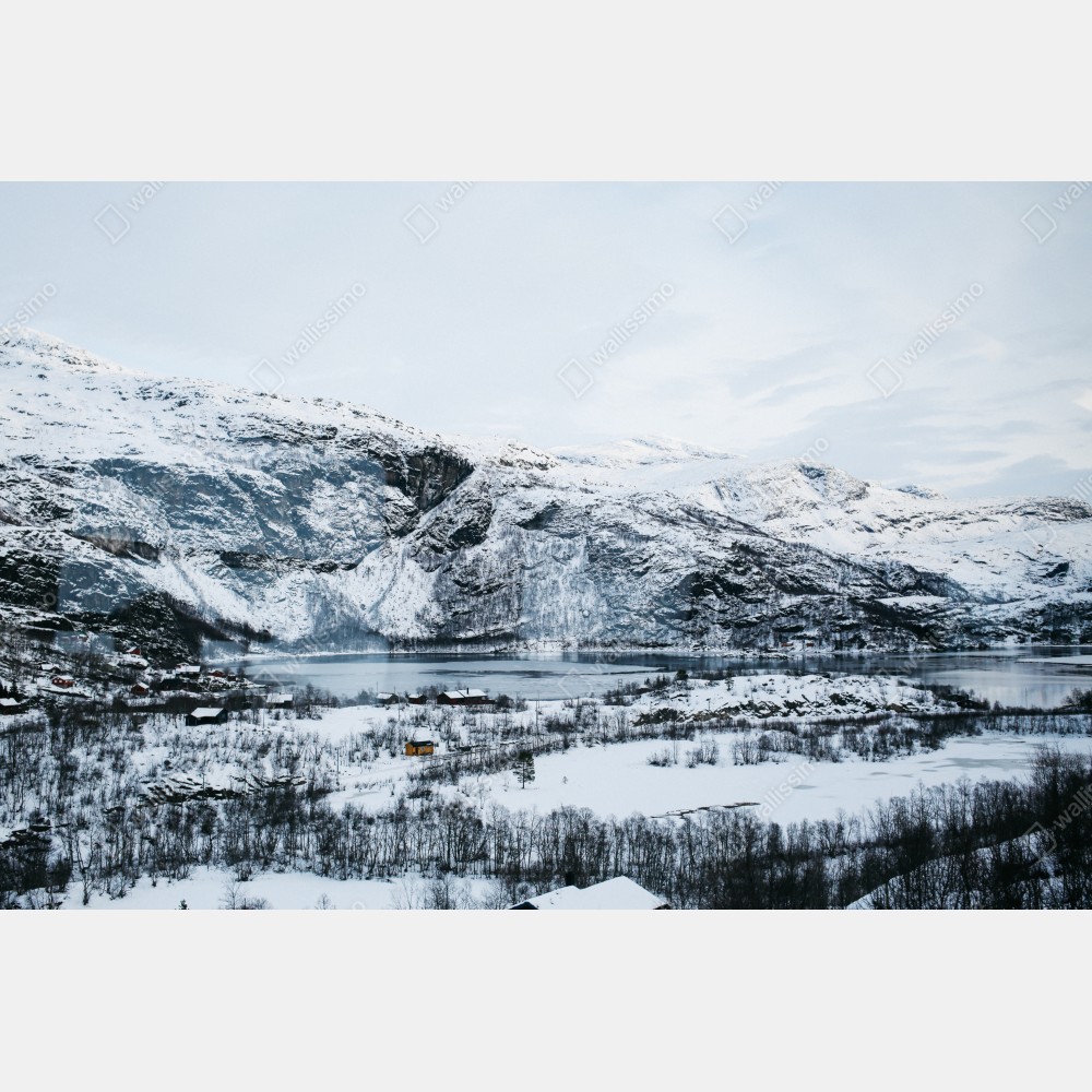 Naklejka na biurko i stół spokojny zimowy pejzaż górski nad zamarzniętym jeziorem – Wallissimo® Naklejka na biurko i stół spokojny zimowy pejzaż górski nad zamarzniętym jeziorem – Wallissimo®