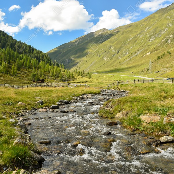 Naklejka na biurko i stół alpejski strumień w słonecznej dolinie – Wallissimo® Naklejka na biurko i stół alpejski strumień w słonecznej dolinie – Wallissimo®