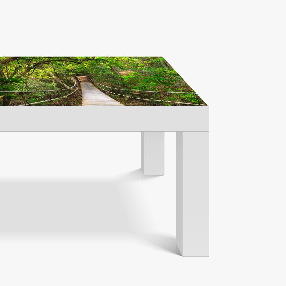 Naklejka na biurko i stół wiszący drewniany most w zielonym lesie – Wallissimo® Naklejka na biurko i stół wiszący drewniany most w zielonym lesie – Wallissimo®