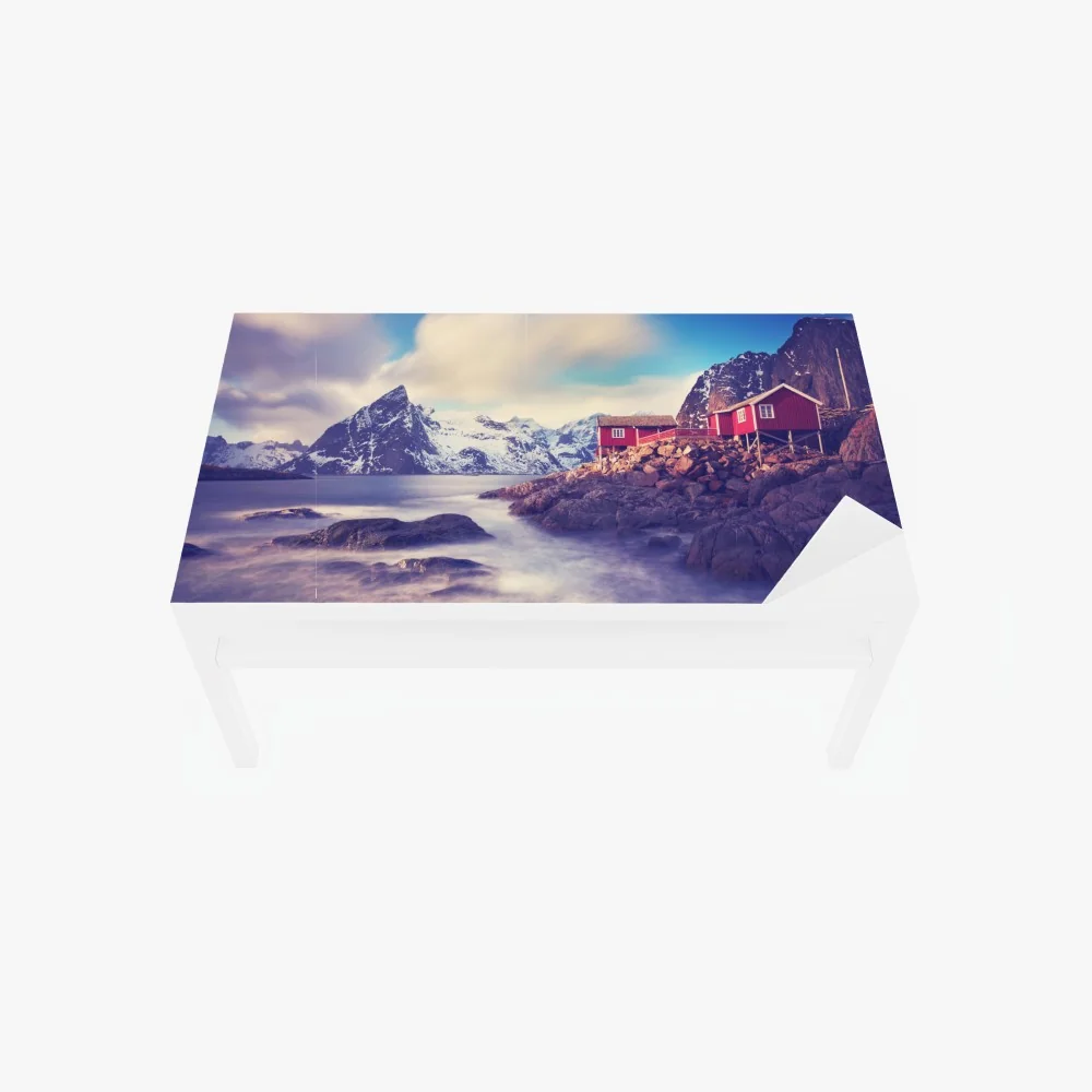 Naklejka na biurko i stół górski nadmorski krajobraz z czerwonymi domkami – Wallissimo® Naklejka na biurko i stół górski nadmorski krajobraz z czerwonymi domkami – Wallissimo®