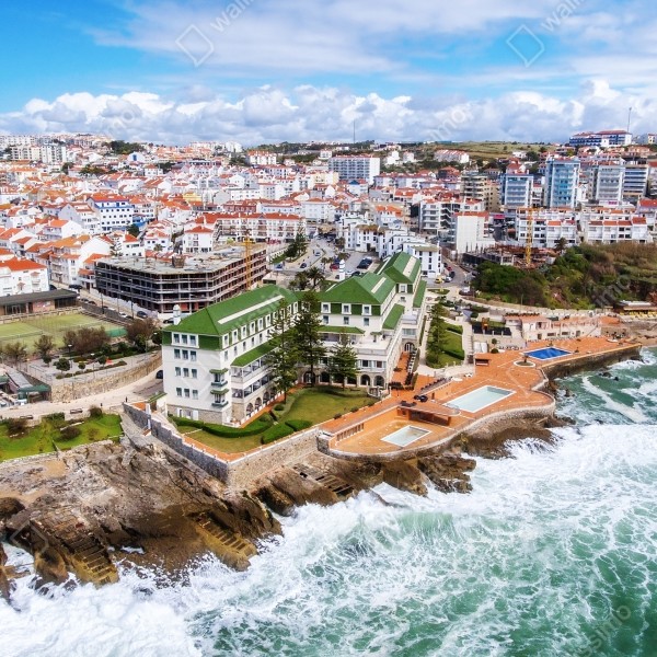 Naklejka na biurko i stół widok z lotu ptaka na nadmorskie miasteczko z falami – Wallissimo® Naklejka na biurko i stół widok z lotu ptaka na nadmorskie miasteczko z falami – Wallissimo®