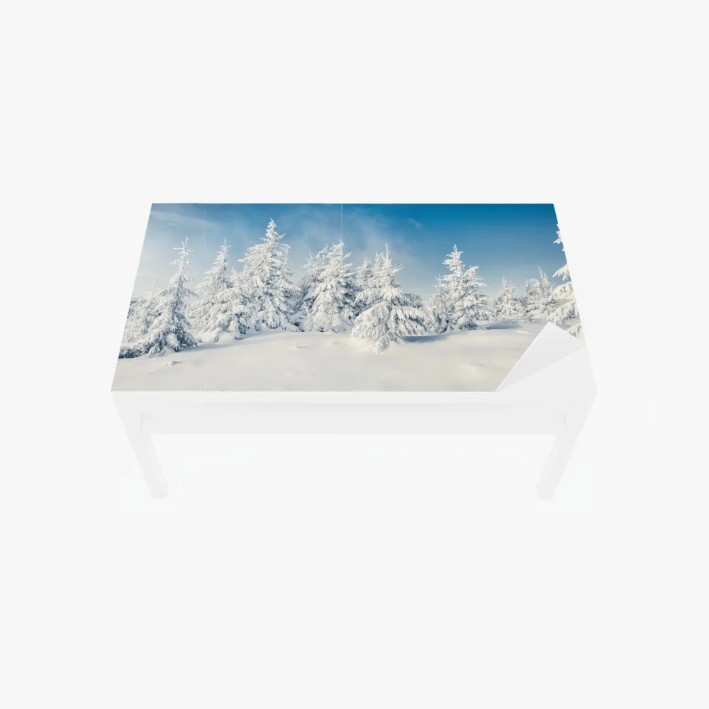 Naklejka na biurko i stół panorama zimowego lasu pokrytego śniegiem – Wallissimo® Naklejka na biurko i stół panorama zimowego lasu pokrytego śniegiem – Wallissimo®