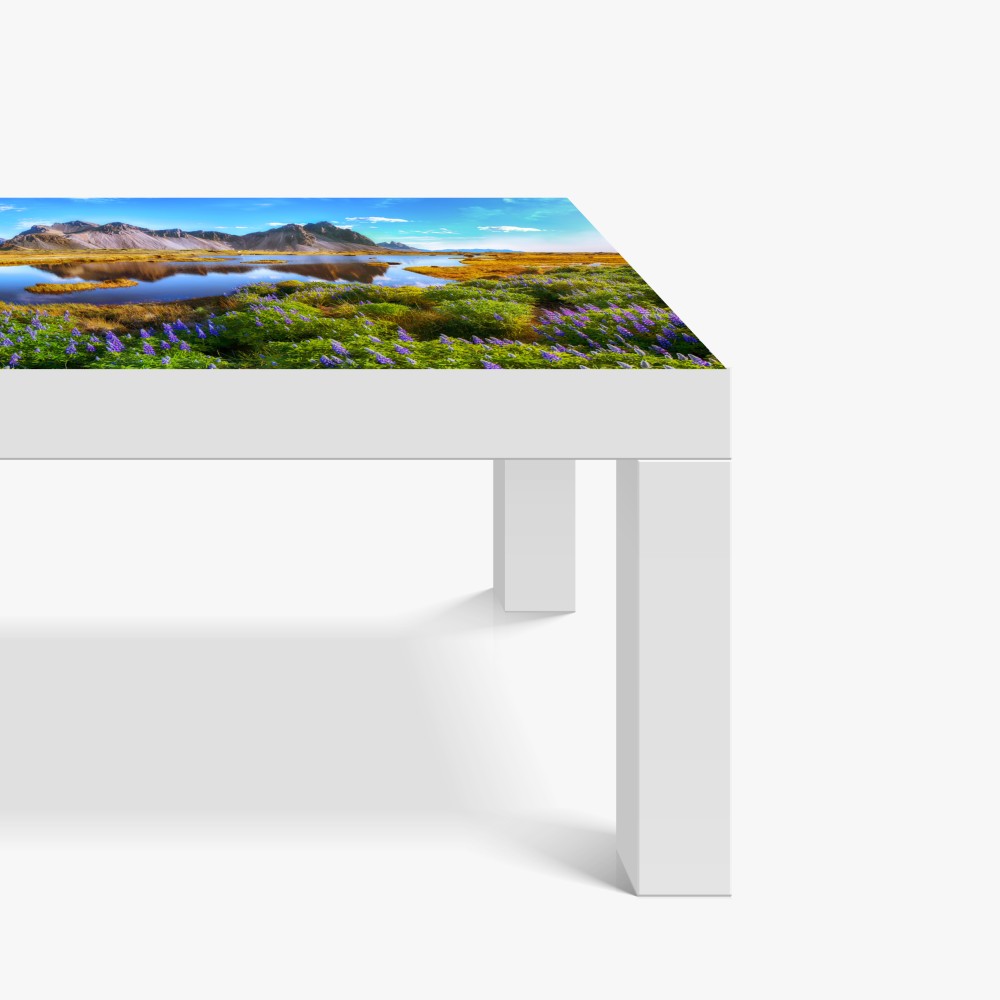 Naklejka na biurko i stół żywe łubinowe łąki przy Vestrahorn, Islandia – Wallissimo® Naklejka na biurko i stół żywe łubinowe łąki przy Vestrahorn, Islandia – Wallissimo®