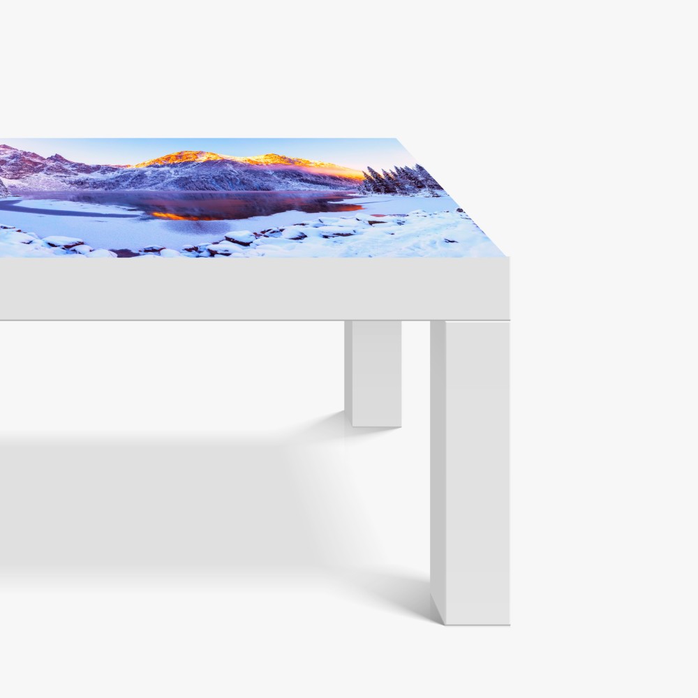 Naklejka na biurko i stół góry skąpane w świetle wschodu nad zamarzniętym jeziorem – Wallissimo® Naklejka na biurko i stół góry skąpane w świetle wschodu nad zamarzniętym jeziorem – Wallissimo®