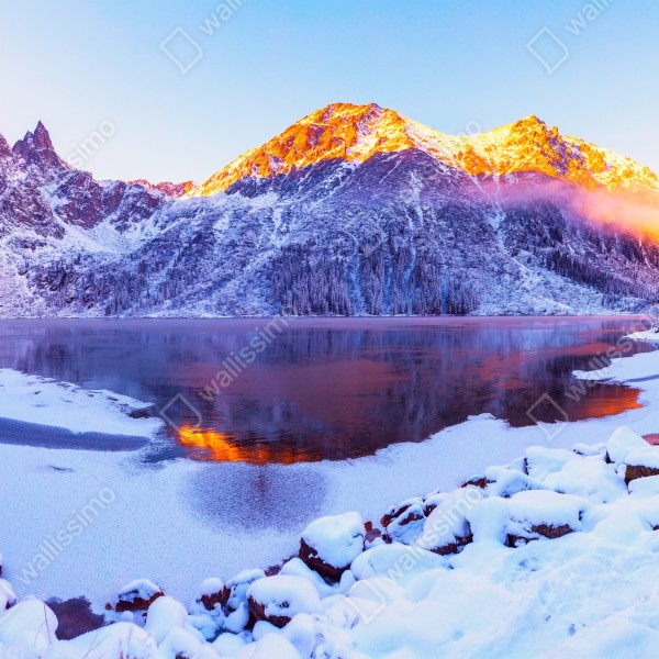 Naklejka na biurko i stół góry skąpane w świetle wschodu nad zamarzniętym jeziorem – Wallissimo® Naklejka na biurko i stół góry skąpane w świetle wschodu nad zamarzniętym jeziorem – Wallissimo®