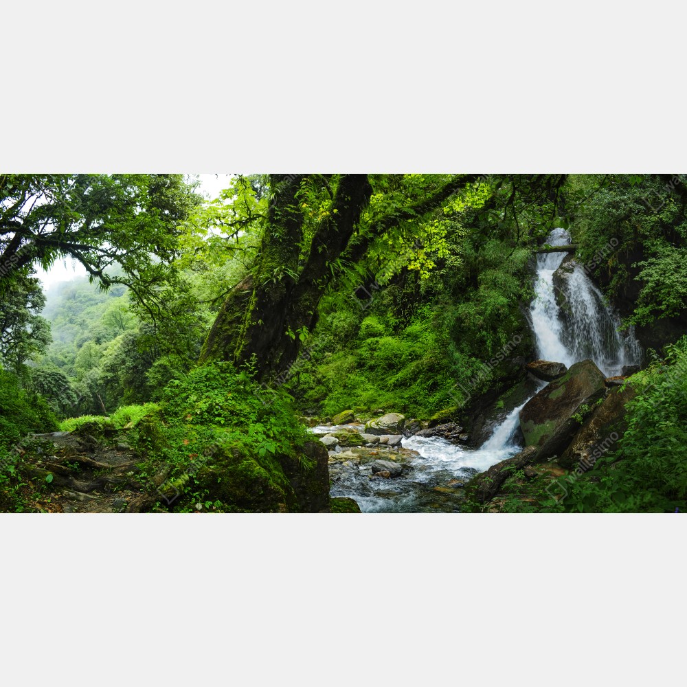 Naklejka na biurko i stół bujny zielony wodospad w lesie – Wallissimo® Naklejka na biurko i stół bujny zielony wodospad w lesie – Wallissimo®