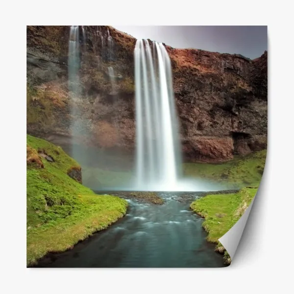 Naklejka repozycjonowalna mglisty wodospad w bujnej dolinie