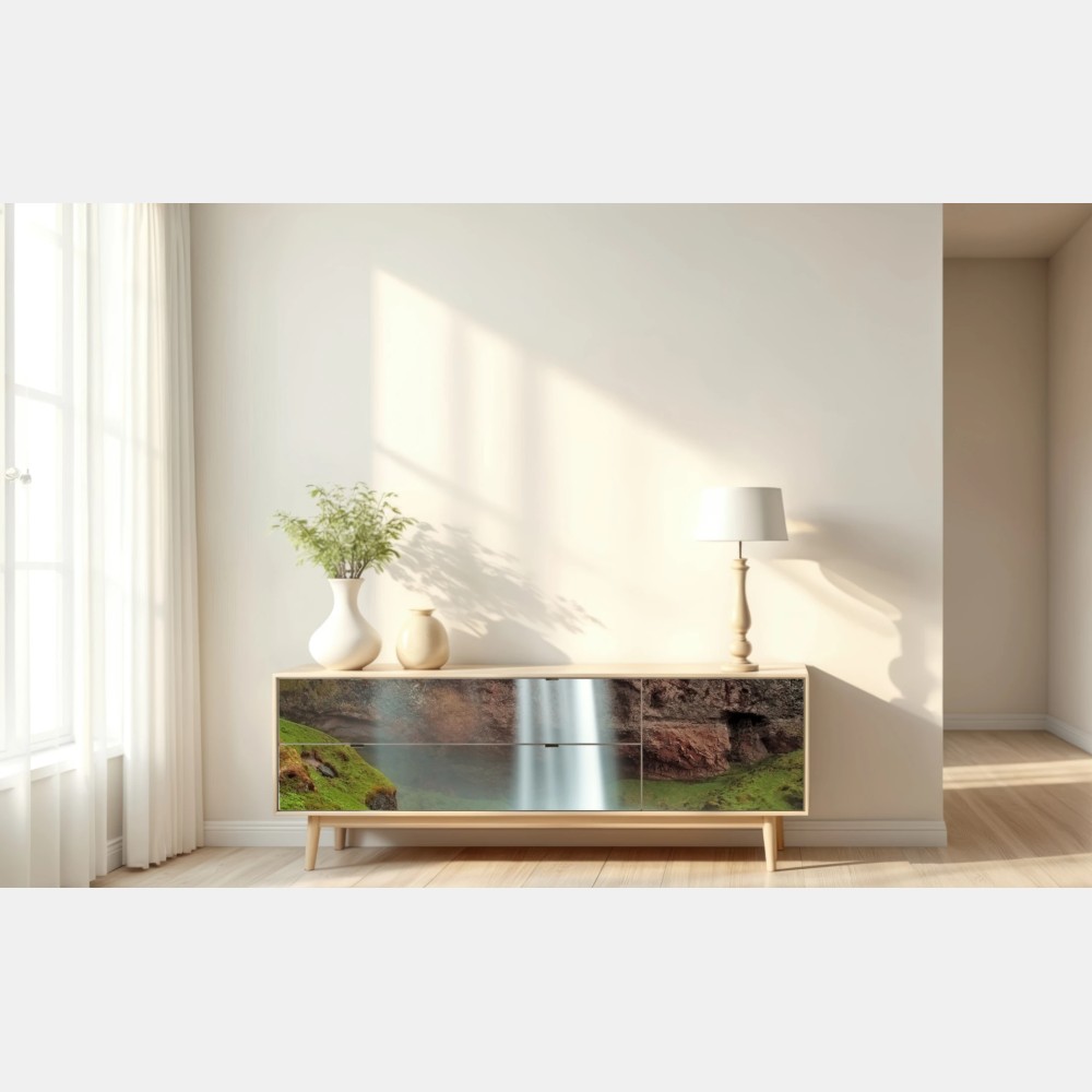 Naklejka repozycjonowalna mglisty wodospad w bujnej dolinie – Wallissimo® Naklejka repozycjonowalna mglisty wodospad w bujnej dolinie – Wallissimo®