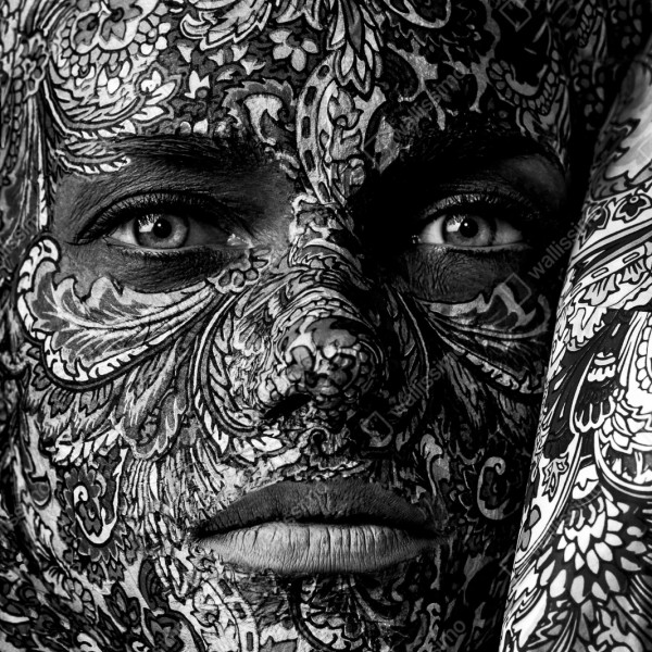 Naklejka repozycjonowalna ornamentalny portret z kwiatowymi wzorami – Wallissimo® Naklejka repozycjonowalna ornamentalny portret z kwiatowymi wzorami – Wallissimo®