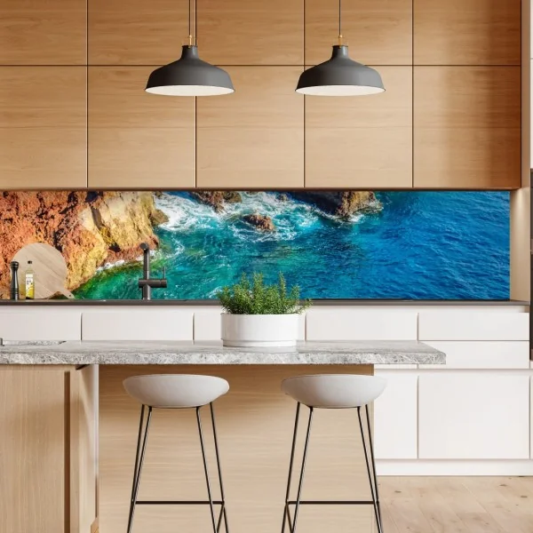 Naklejka repozycjonowalna słoneczna uliczka nad morzem z widokiem na zatokę – Wallissimo®