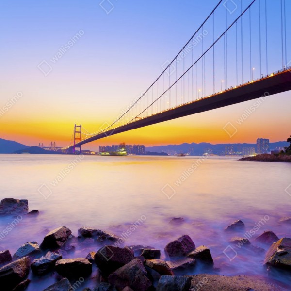 Naklejka repozycjonowalna złoty zachód słońca nad mostem wiszącym – Wallissimo® Naklejka repozycjonowalna złoty zachód słońca nad mostem wiszącym – Wallissimo®