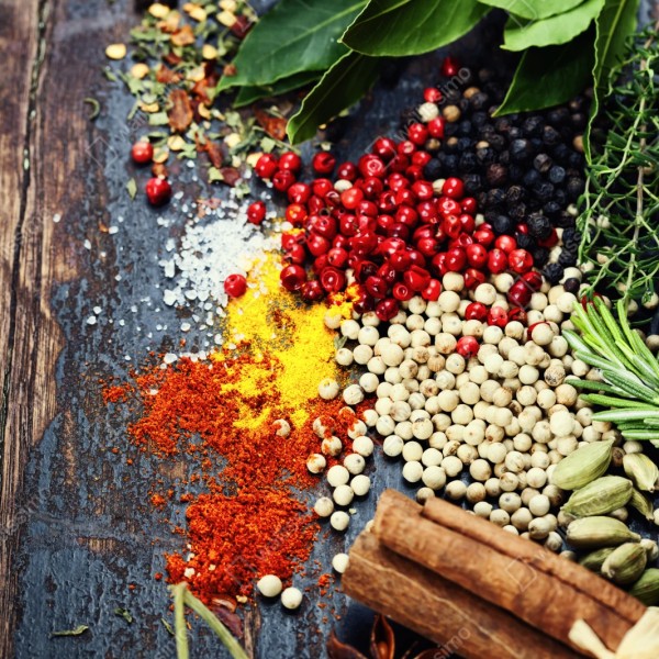 Naklejka repozycjonowalna intensywny zestaw przypraw na rustykalnym drewnie – Wallissimo® Naklejka repozycjonowalna intensywny zestaw przypraw na rustykalnym drewnie – Wallissimo®