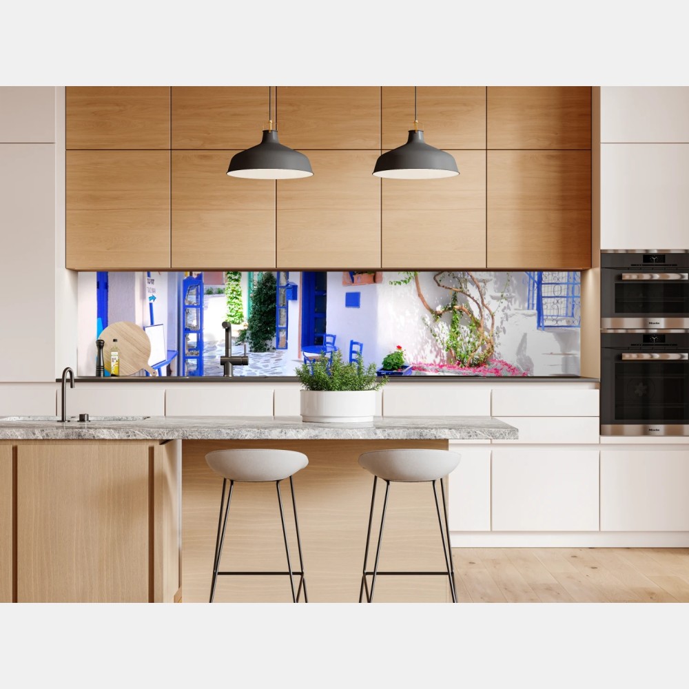 Naklejka repozycjonowalna słoneczna uliczka z niebieskimi krzesłami – Wallissimo® Naklejka repozycjonowalna słoneczna uliczka z niebieskimi krzesłami – Wallissimo®