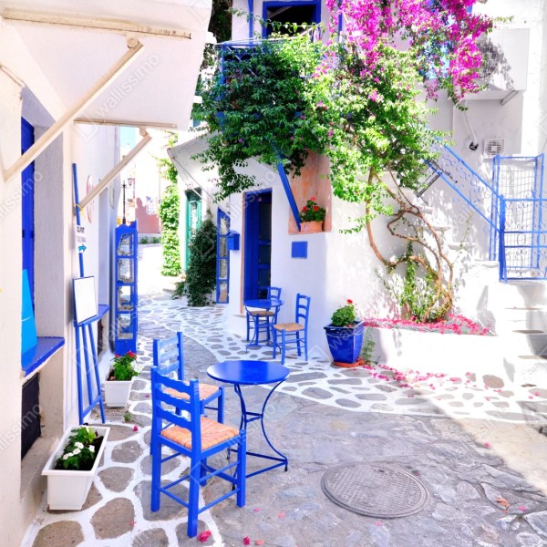 Naklejka repozycjonowalna słoneczna uliczka z niebieskimi krzesłami – Wallissimo® Naklejka repozycjonowalna słoneczna uliczka z niebieskimi krzesłami – Wallissimo®