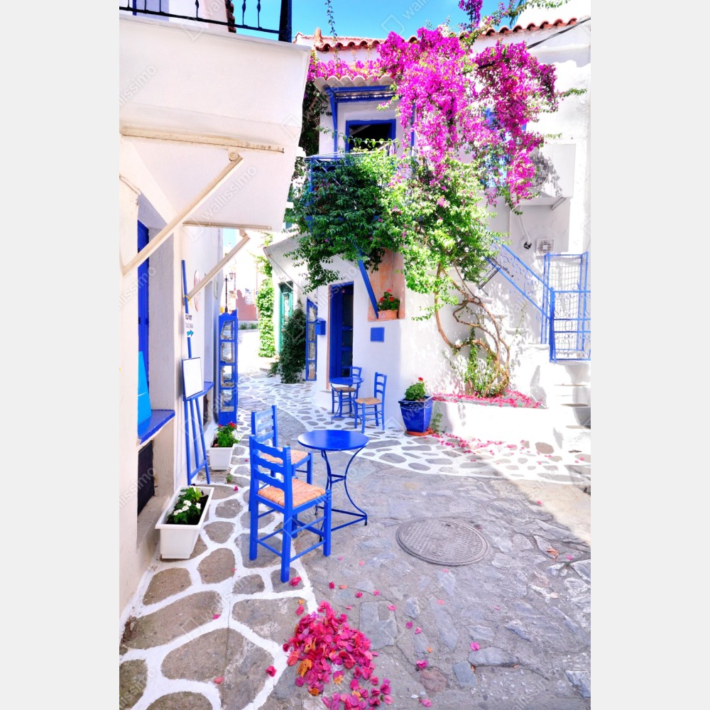 Naklejka repozycjonowalna słoneczna uliczka z niebieskimi krzesłami – Wallissimo® Naklejka repozycjonowalna słoneczna uliczka z niebieskimi krzesłami – Wallissimo®