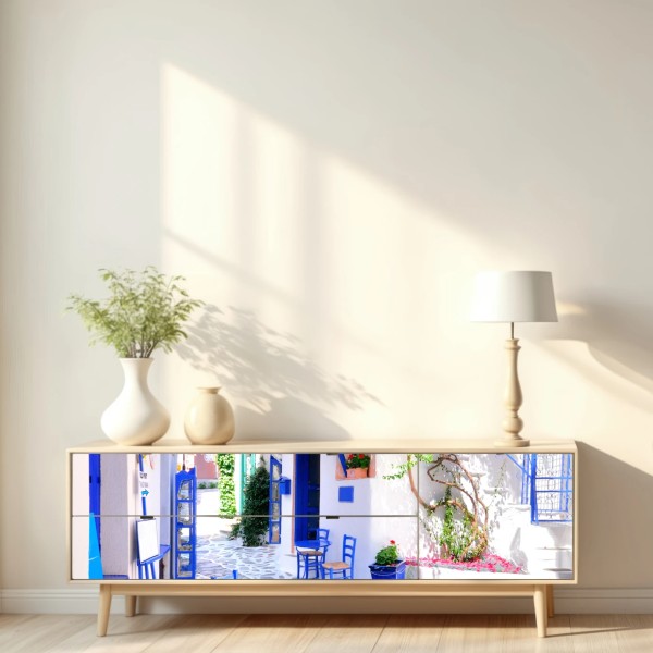 Naklejka repozycjonowalna słoneczna uliczka z niebieskimi krzesłami – Wallissimo® Naklejka repozycjonowalna słoneczna uliczka z niebieskimi krzesłami – Wallissimo®