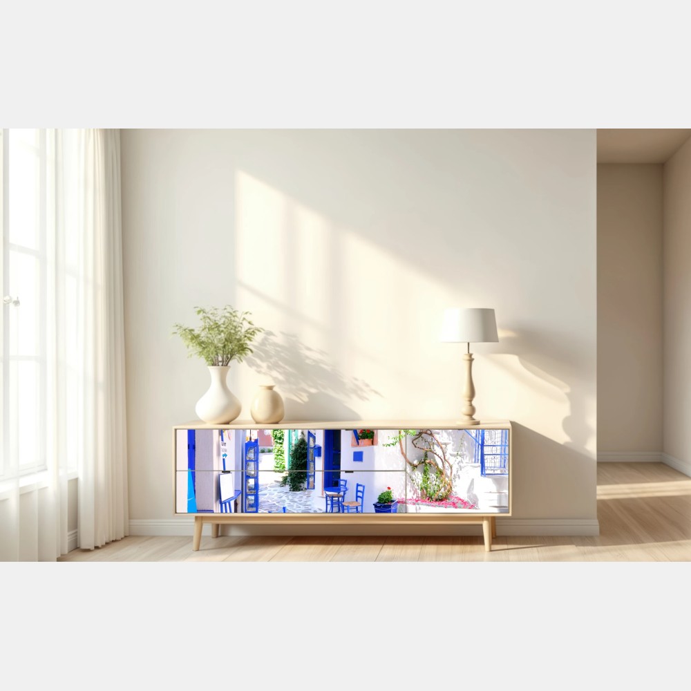 Naklejka repozycjonowalna słoneczna uliczka z niebieskimi krzesłami – Wallissimo® Naklejka repozycjonowalna słoneczna uliczka z niebieskimi krzesłami – Wallissimo®