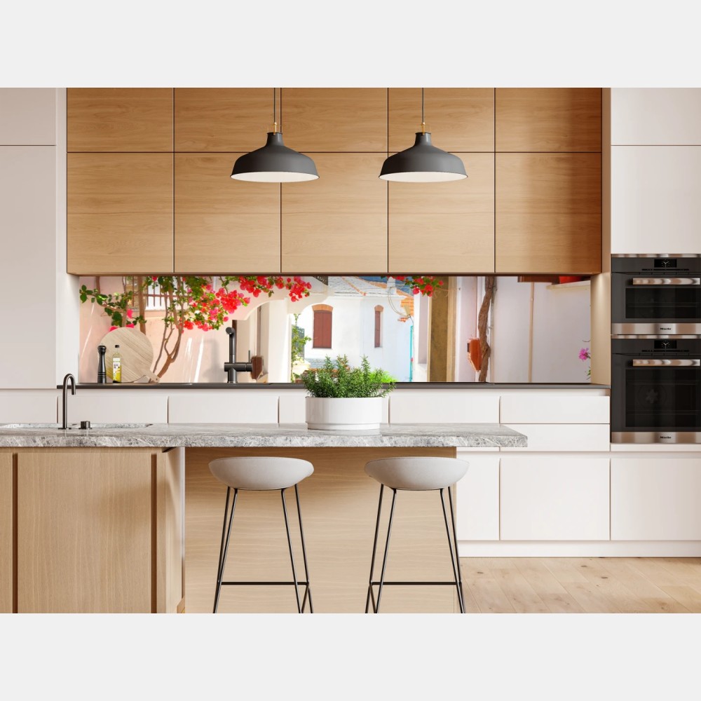 Naklejka repozycjonowalna słoneczny zaułek śródziemnomorski z bugenwillą – Wallissimo® Naklejka repozycjonowalna słoneczny zaułek śródziemnomorski z bugenwillą – Wallissimo®