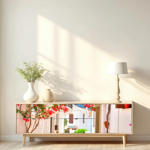 Naklejka repozycjonowalna słoneczny zaułek śródziemnomorski z bugenwillą – Wallissimo® Naklejka repozycjonowalna słoneczny zaułek śródziemnomorski z bugenwillą – Wallissimo®