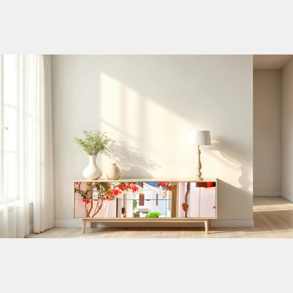 Naklejka repozycjonowalna słoneczny zaułek śródziemnomorski z bugenwillą – Wallissimo® Naklejka repozycjonowalna słoneczny zaułek śródziemnomorski z bugenwillą – Wallissimo®