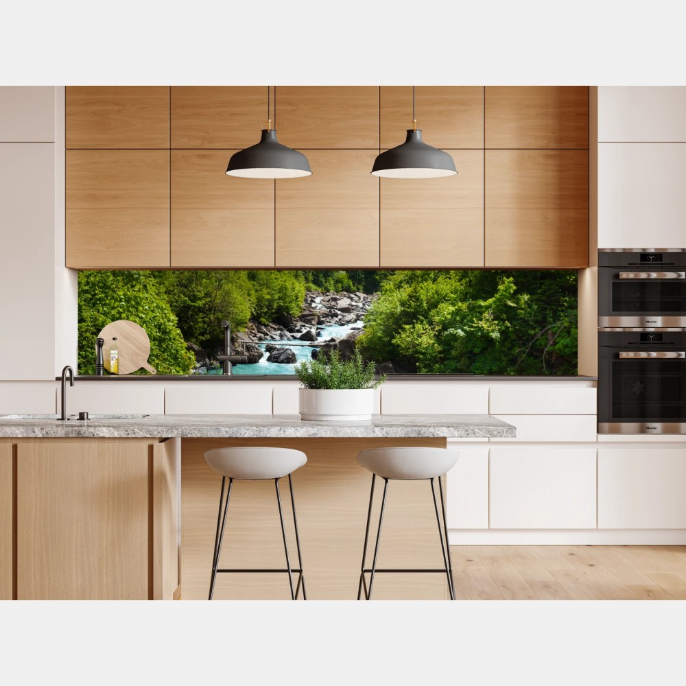 Naklejka repozycjonowalna górska rzeka w bujnej zieleni – Wallissimo® Naklejka repozycjonowalna górska rzeka w bujnej zieleni – Wallissimo®