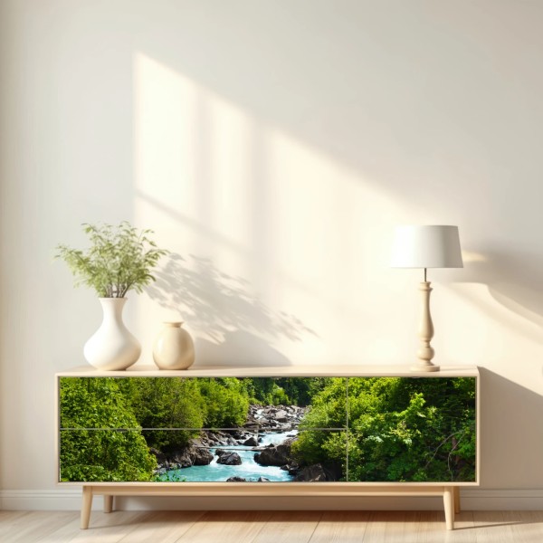 Naklejka repozycjonowalna górska rzeka w bujnej zieleni – Wallissimo® Naklejka repozycjonowalna górska rzeka w bujnej zieleni – Wallissimo®