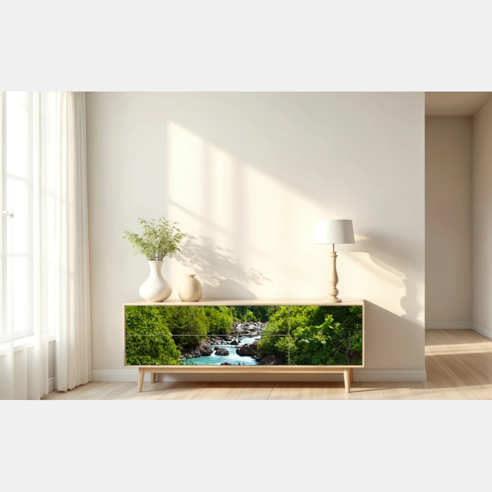 Naklejka repozycjonowalna górska rzeka w bujnej zieleni – Wallissimo® Naklejka repozycjonowalna górska rzeka w bujnej zieleni – Wallissimo®