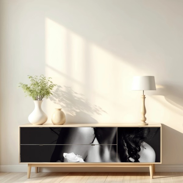 Naklejka repozycjonowalna zmysłowy czarno-biały portret z różą – Wallissimo® Naklejka repozycjonowalna zmysłowy czarno-biały portret z różą – Wallissimo®