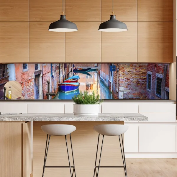 Naklejka repozycjonowalna intensywna różowa fasada z niebieskimi drzwiami – Wallissimo®