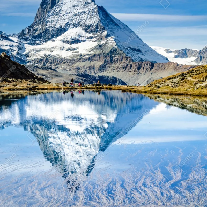 Naklejka repozycjonowalna majestatyczny Matterhorn odbity w alpejskim jeziorze – Wallissimo® Naklejka repozycjonowalna majestatyczny Matterhorn odbity w alpejskim jeziorze – Wallissimo®