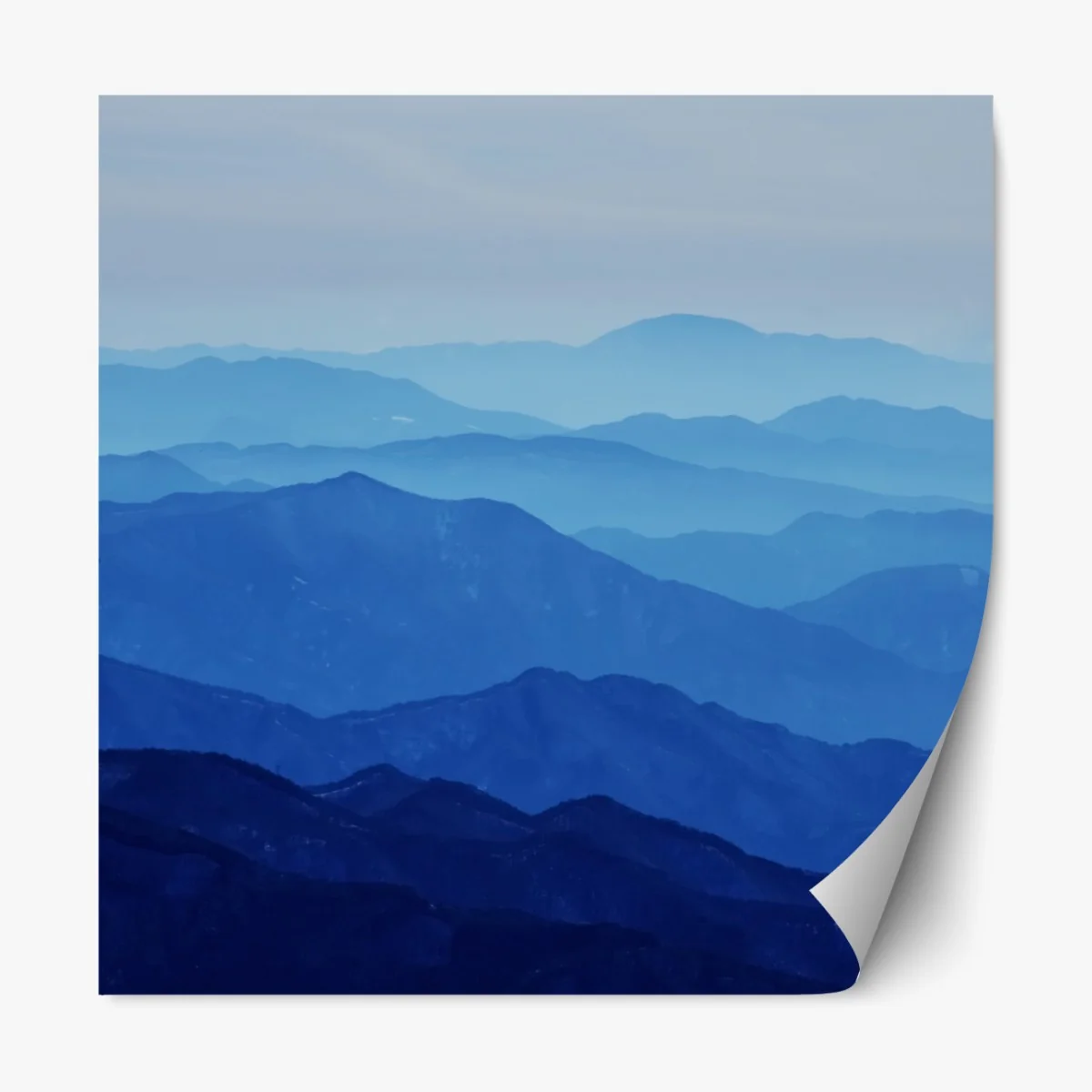 Naklejka repozycjonowalna mglista niebieska panorama gór – Wallissimo® Naklejka repozycjonowalna mglista niebieska panorama gór – Wallissimo®