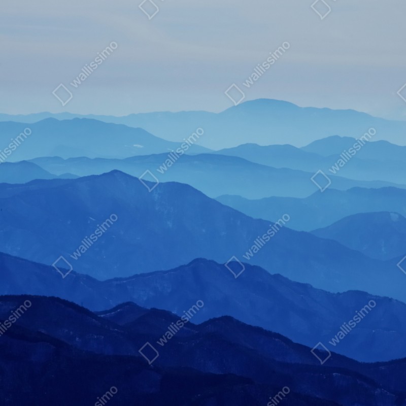 Naklejka repozycjonowalna mglista niebieska panorama gór – Wallissimo® Naklejka repozycjonowalna mglista niebieska panorama gór – Wallissimo®