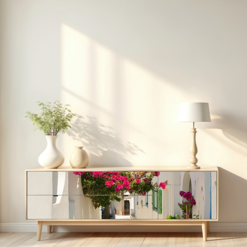 Naklejka repozycjonowalna słoneczna śródziemnomorska uliczka z bugenwillą – Wallissimo® Naklejka repozycjonowalna słoneczna śródziemnomorska uliczka z bugenwillą – Wallissimo®