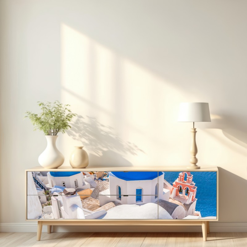 Naklejka repozycjonowalna słoneczne Santorini niebieskie kopuły i widok na morze – Wallissimo® Naklejka repozycjonowalna słoneczne Santorini niebieskie kopuły i widok na morze – Wallissimo®
