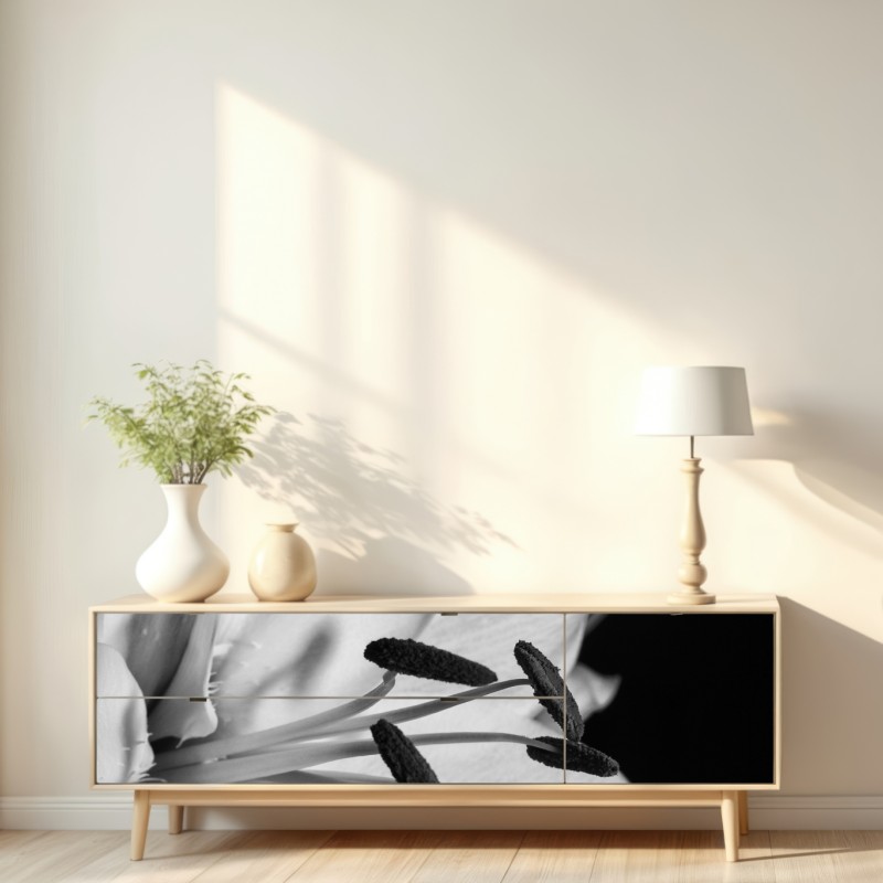 Naklejka repozycjonowalna monochromatyczna lilia zbliżenie – Wallissimo® Naklejka repozycjonowalna monochromatyczna lilia zbliżenie – Wallissimo®