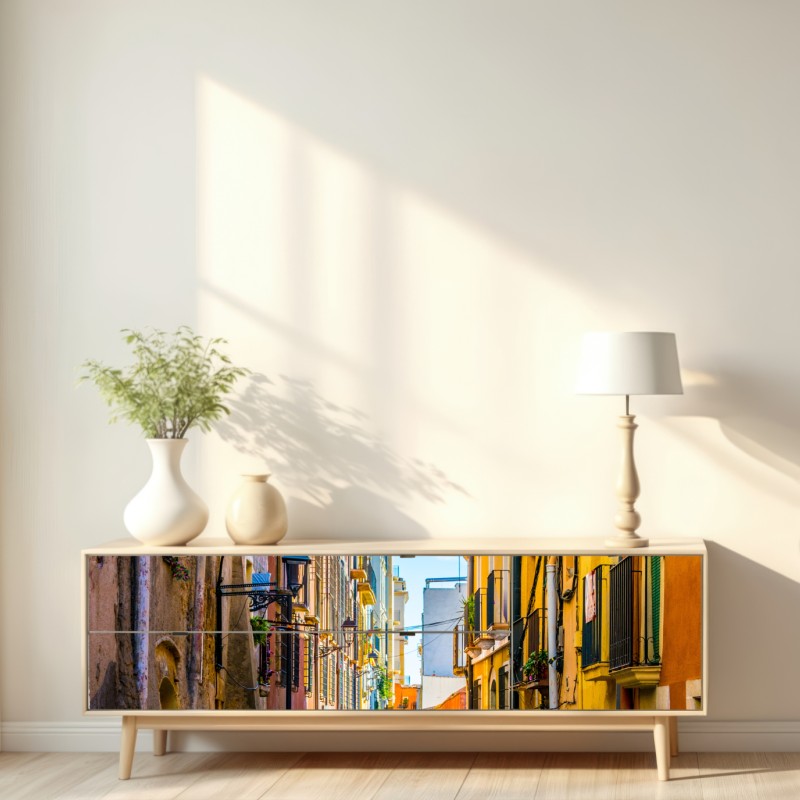 Naklejka repozycjonowalna słoneczna Śródziemnomorska uliczka z kolorowymi fasadami – Wallissimo® Naklejka repozycjonowalna słoneczna Śródziemnomorska uliczka z kolorowymi fasadami – Wallissimo®