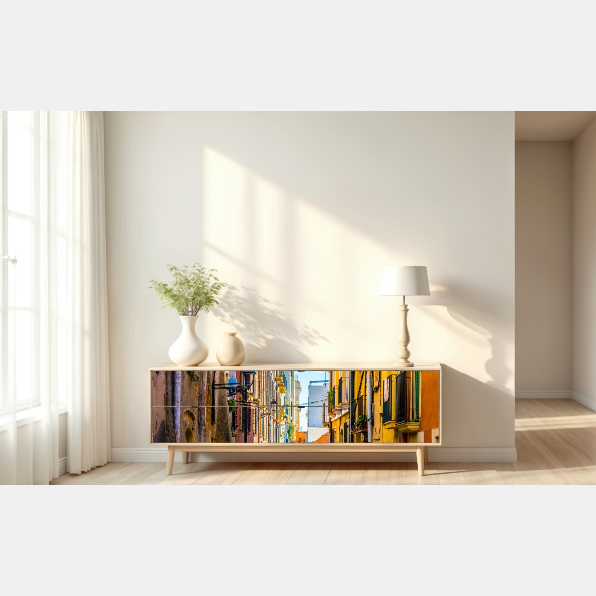 Naklejka repozycjonowalna słoneczna Śródziemnomorska uliczka z kolorowymi fasadami – Wallissimo® Naklejka repozycjonowalna słoneczna Śródziemnomorska uliczka z kolorowymi fasadami – Wallissimo®