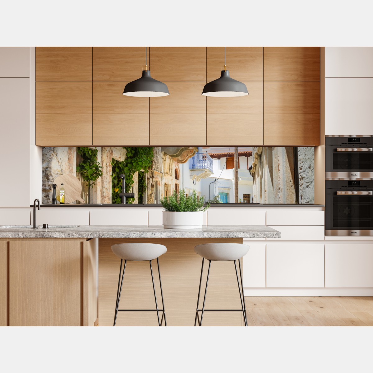 Naklejka repozycjonowalna słoneczna śródziemnomorska uliczka z krzesłami kawiarnianymi – Wallissimo® Naklejka repozycjonowalna słoneczna śródziemnomorska uliczka z krzesłami kawiarnianymi – Wallissimo®