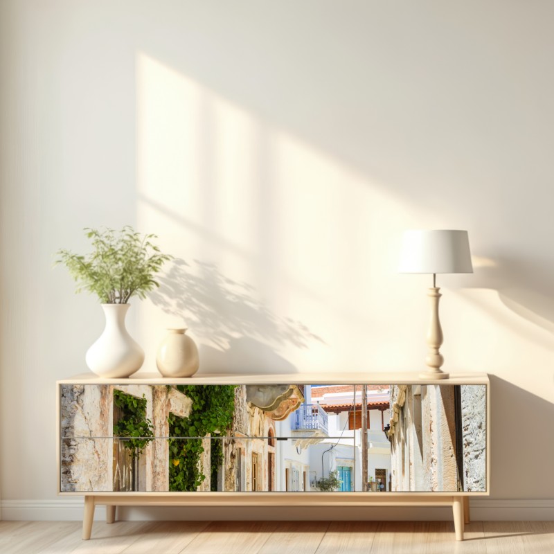 Naklejka repozycjonowalna słoneczna śródziemnomorska uliczka z krzesłami kawiarnianymi – Wallissimo® Naklejka repozycjonowalna słoneczna śródziemnomorska uliczka z krzesłami kawiarnianymi – Wallissimo®