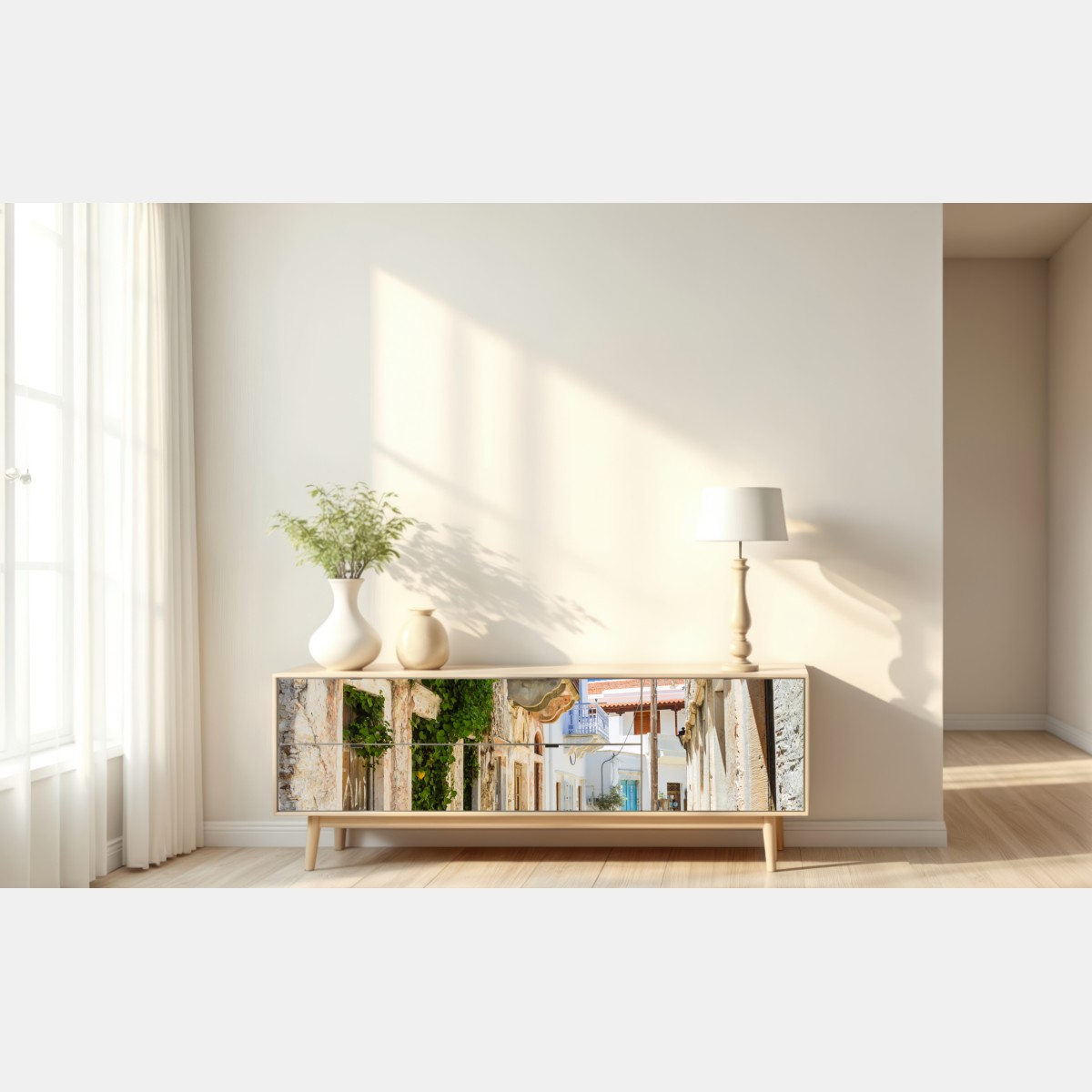 Naklejka repozycjonowalna słoneczna śródziemnomorska uliczka z krzesłami kawiarnianymi – Wallissimo® Naklejka repozycjonowalna słoneczna śródziemnomorska uliczka z krzesłami kawiarnianymi – Wallissimo®