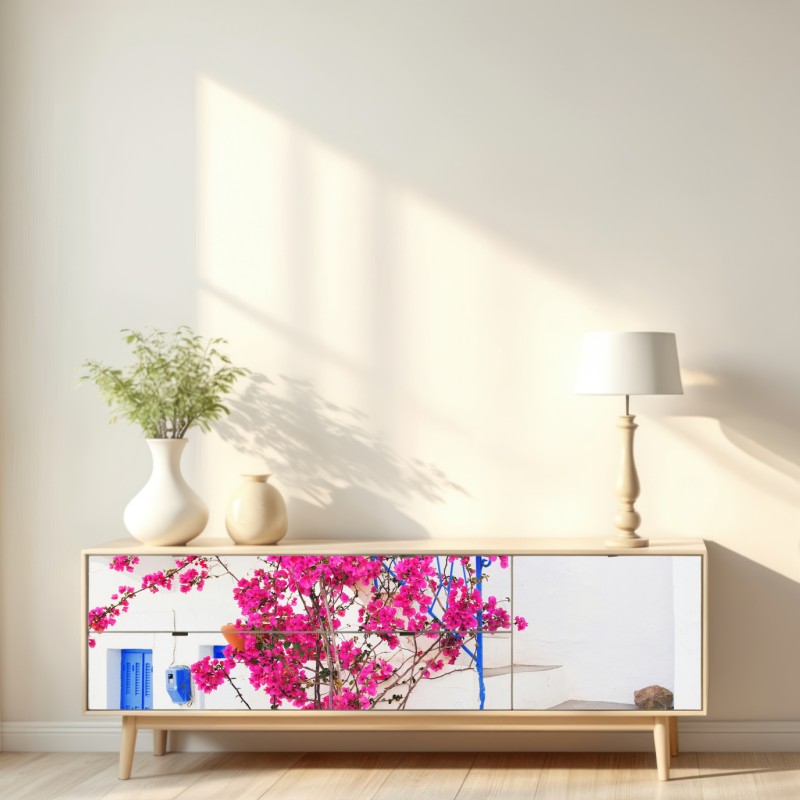 Naklejka repozycjonowalna różowa bugenwilla na białym domu na greckiej wyspie – Wallissimo® Naklejka repozycjonowalna różowa bugenwilla na białym domu na greckiej wyspie – Wallissimo®